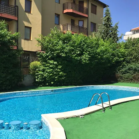 Lucky Family アパートホテル 4*