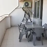 Ξενοδοχείο με διαμερίσματα Lucky Family
